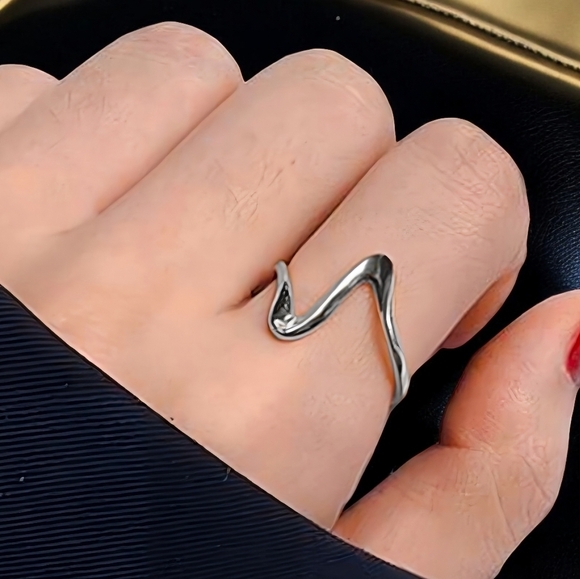 🆕️18K Gold Plated Adjustable Wavy Dainty Minimalist Ring - Fits Sizes 6-9 ✨ - Picture 7 of 12